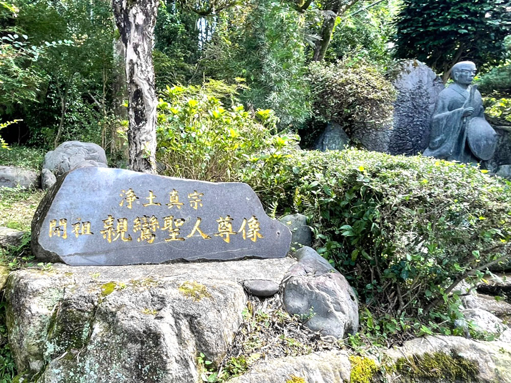 専徳寺境内の親鸞聖人尊像写真